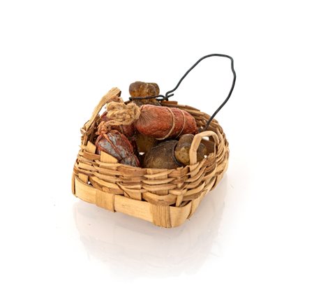 Cesto con tre salumi e due caciocavalli