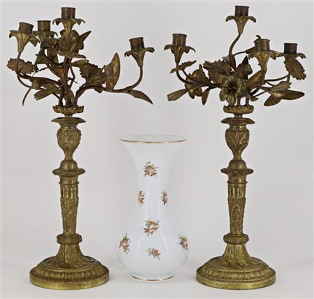 Lotto composto da coppia di candelieri in bronzo dorato con sommità a rami fogl