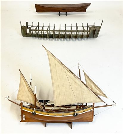 Lotto composto da un modellino di barca a vela e due scafi in legno (L max cm 8