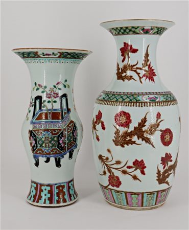 Due vasi in porcellana policroma, uno decorato con motivi floreali e l’altro co