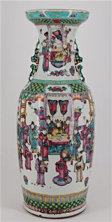 Vaso a balustro in porcellana policroma Famiglia Rosa decorato con scene di cor