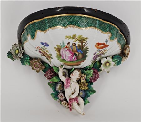 Manifattura del secolo XIX. Mensola in porcellana policroma a demi-lune decorat