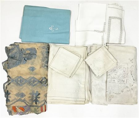 Lotto composto da quattro tovaglie unite ad un tessuto francese di vario uso (d