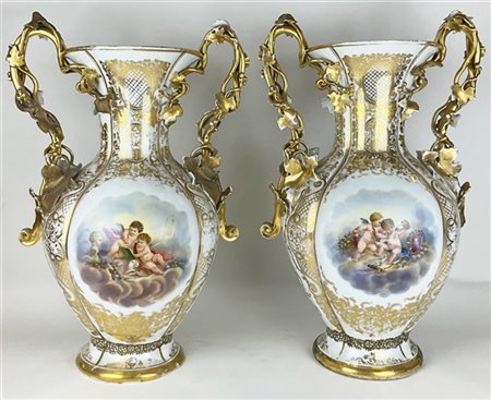 Manifattura del secolo XIX. Coppia di vasi biansati in porcellana. Corpo a bala