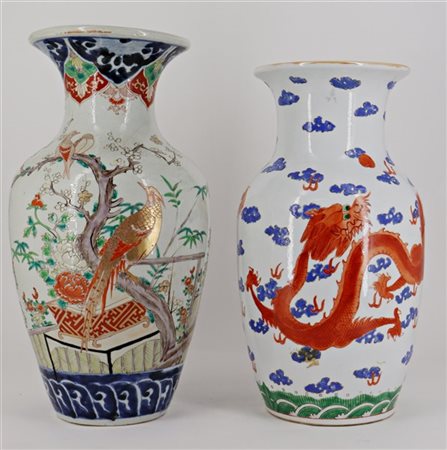 Due diversi vasi in porcellana con decoro policromo a dragone e fenice
Cina e G