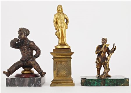 Lotto composto da tre diverse sculture in bronzo raffiguranti gentiluomo con ca