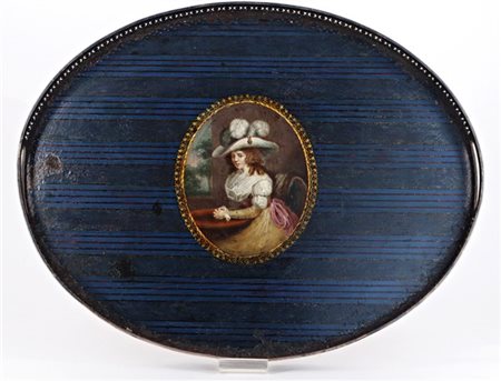Vassoio in legno dipinto di forma ovale centrato da ritratto di gentildonna ent