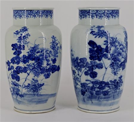 Coppia di vasi in porcellana bianca e blu Arita decorati con motivi floreali e