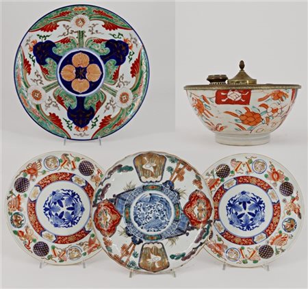 Lotto composto da quattro piatti in porcellana policroma con decori a motivi fl