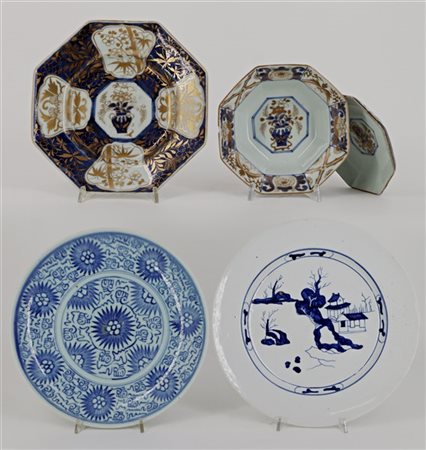 Tre piatti e una ciotola con coperchio in porcellana bianca e blu e oro 
Cina e