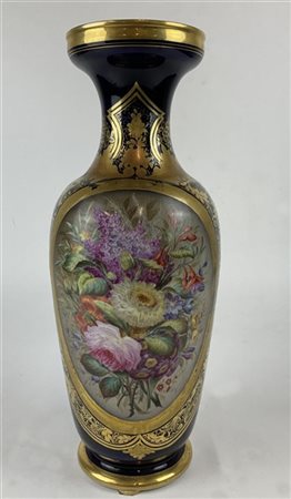Manifattura del secolo XIX. Vaso in porcellana dipinta in policromia a mazzo di