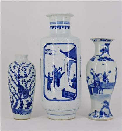 Lotto composto da tre vasi in porcellana bianca e blu
Cina, secolo XIX/XX
(h ma