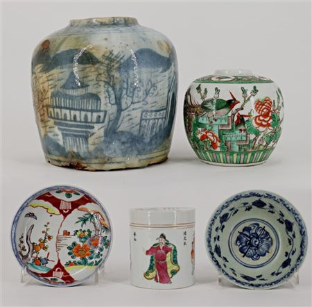 Cartone contenente diversi piatti e ciotolle e vasi in porcellana 
Cina, varie