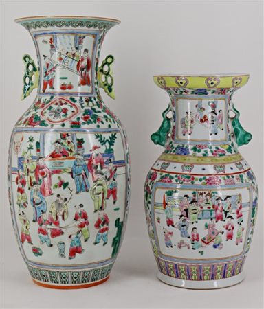 Due vasi in porcellana policroma Famglia Rosa Canton decorati a motivi floreali