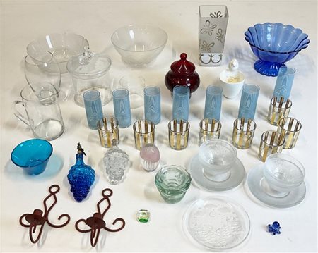 Due cartoni contenenti diversi oggetti in vetro e altro materiale di diverso us