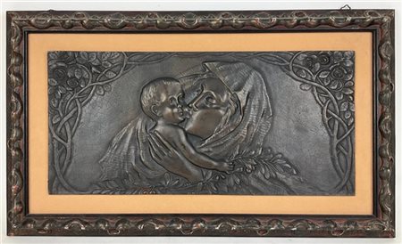 Placca in bronzo raffigurante Maternità. Monogramma in basso a destra. (cm 22x4