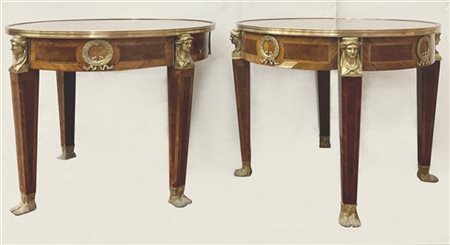 Coppia di tavolini da salotto in stile Impero in legni vari, piano circolare e