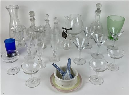 Quattro cartoni contenenti oggetti di vario uso in vetro e altri materiali (dif