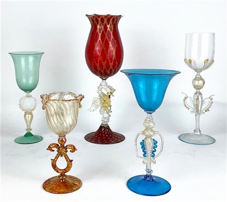 Manifattura di Murano. Lotto composto da cinque diversi calici in vetro soffiat