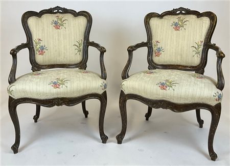 Coppia di antiche poltrone in legno intagliato e laccato con schienale sagomato