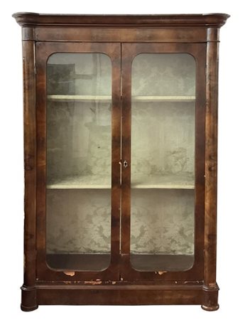 Vetrina a due ante lastronata in piuma di mogano, cappello sagomato, secolo XIX