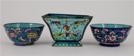 Lotto composto da due ciotole e un'alzatina in metallo smaltato 
Cina, secolo X