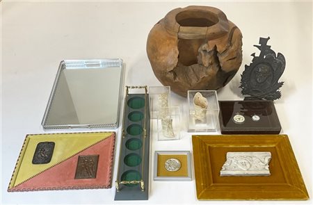 Cartone contenente numerosi oggetti di diverso uso e manifattura (difetti)