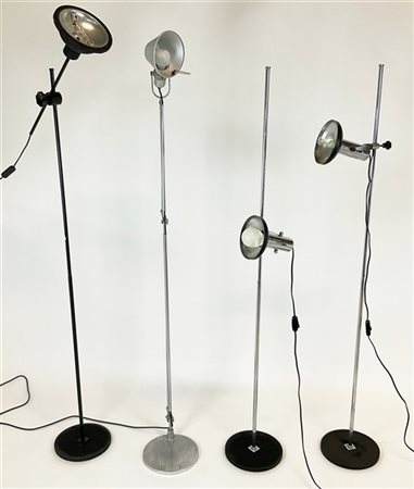 Quattro lampade a stelo con base circolare nera, tra cui una modello Tolomeo di