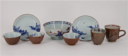 Lotto composto da quattro ciotole, due tazzine e due piattini in porcellana caf