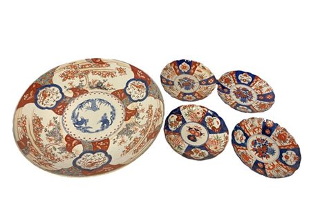 Lotto composto da cinque piatti in porcellana policroma imari
Giappone, secolo