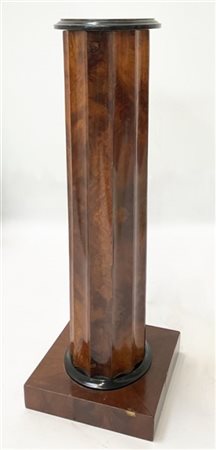 Colonna portavaso con fusto sagomato, impiallacciata in radica con piano intars