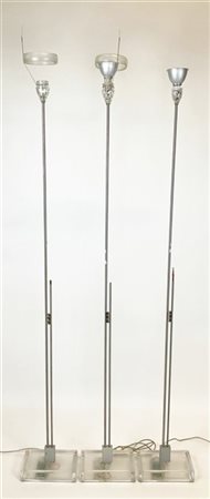 Tre lampade a stelo in metallo con base in vetro, diffusori in vetro e plastica