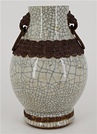 Vaso in porcellana Ge con prese e forma di testa di drago inanellate 
Cina, sec