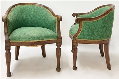 Coppia di poltrone a pozzetto in noce, gambe anteriori in parte scanalate e pos