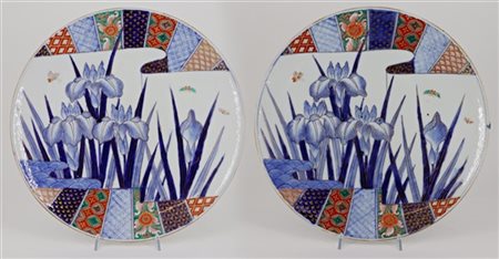 Due piatti in porcellana policroma con decori di Iris
Giappone, secolo XIX/XX
(