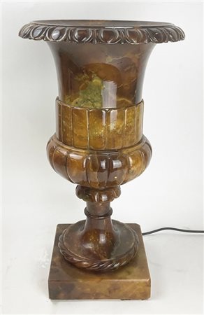 Vaso in alabastro in parte baccellato su base quadrata (h cm 51) adattato a lam