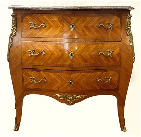 Cassettone impiallacciato in legni vari, fronte a tre cassetti e piano in marmo