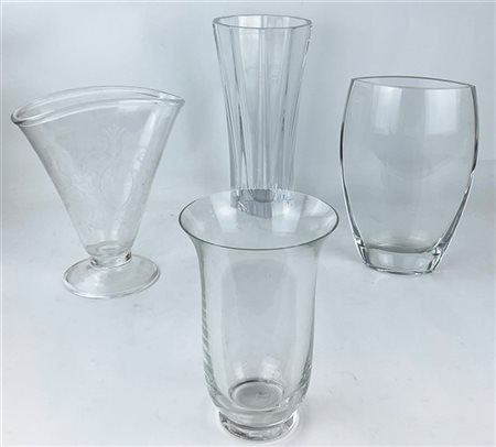 Lotto composto da quattro diversi vasi in vetro e cristallo di diversa forma e