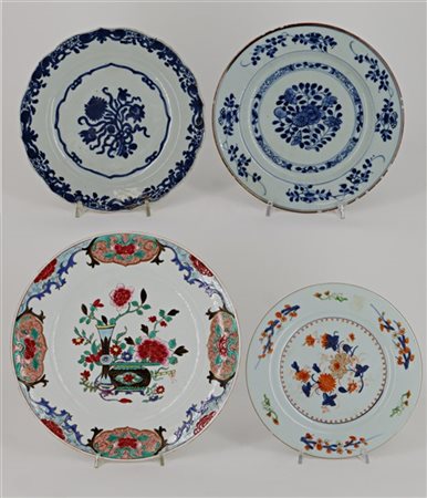Lotto composto da quattro piatti in porcellana bianca e blu, Imari e Famiglia R