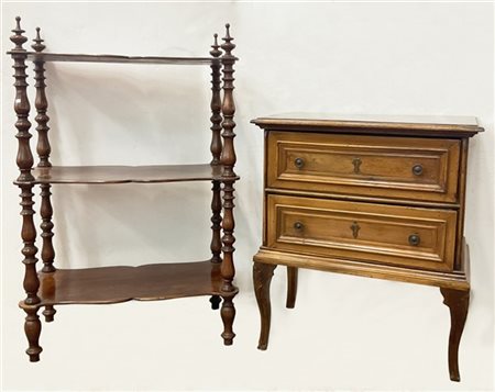 Lotto composto da étagère a tre ripiani con montanti torniti e un comodino a du