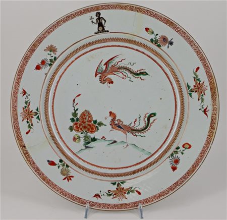 Grande piatto in porcellana policroma delle Compagnie delle Indie decorata con