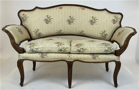 Divano a ventaglio a due posti in noce intagliato con schienale sagomato e gamb