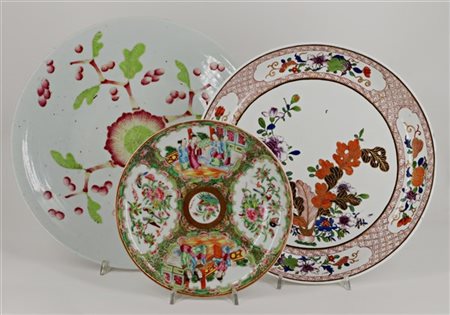 Lotto composto da tre piatti in porcellana policroma con decori vari
Cina e Gia