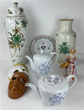 Gruppo di numerosi oggetti e parti di servizi in porcellana di manifatture e fo