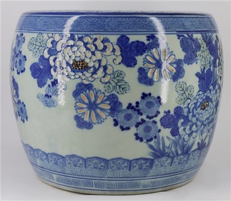 Cachepot in porcellana policroma bianca e blu decorato con fiori
Cina, secolo X