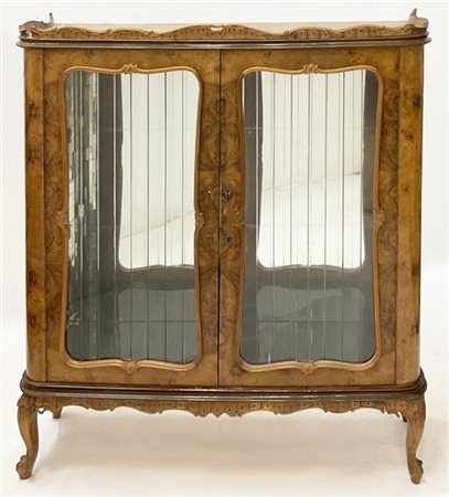 Vetrina intagliata e impiallacciata in radica con due ante a vetri e piedi sago