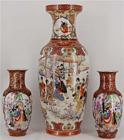 Gruppo di tre vasi in porcellana di misure differenti
Giappone Secolo XX 
(h. c