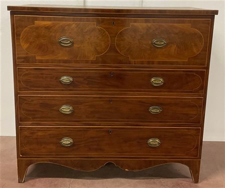 Comò con calatoia in mogano filettato con fronte a quattro cassetti e ribalta c