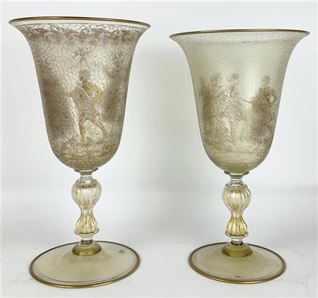 Manifattura Elite Murano. Due vasi a campana rovesciata in vetro inciso a figur