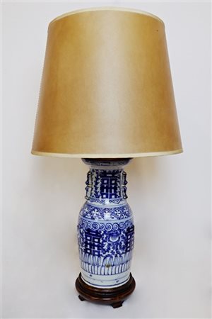 Vaso in porcellana bianca e blu montato a paralume poggiante su base in legno
C